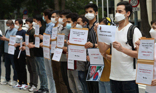 재한 아프가니스탄 한국 협력자 가족들이 23일 오전 서울시 종로구 외교부 청사 앞에서 아프가니스탄 한국 협력자들의 구출을 촉구하는 시위를 벌이고 있다.   연합뉴스